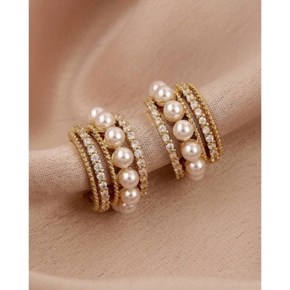 Anthropologie Avery Classy Pearl Cluster  Cubic Zirconia Cuff Earrings - Picture 1 of 5